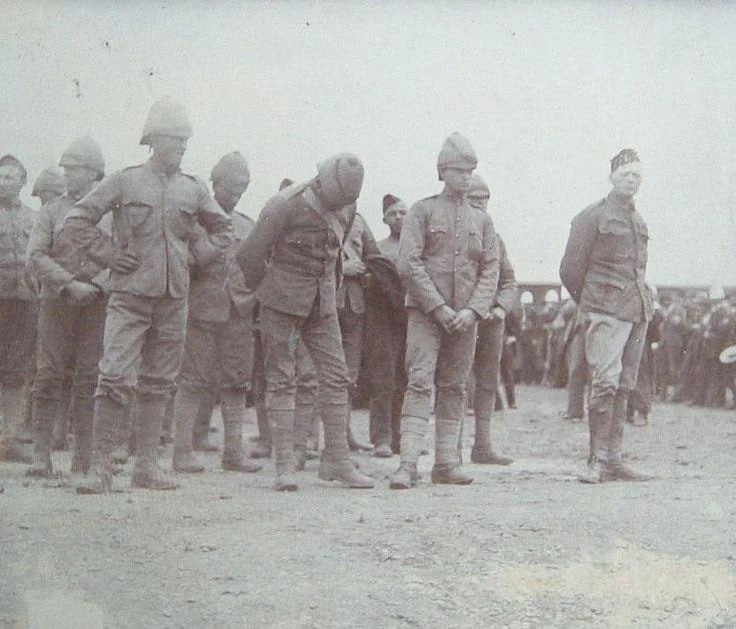 ↩️🖼 #人物 温斯顿·丘吉尔（最右）在1899年11月逃脱前几天，作为布尔共和国的战俘