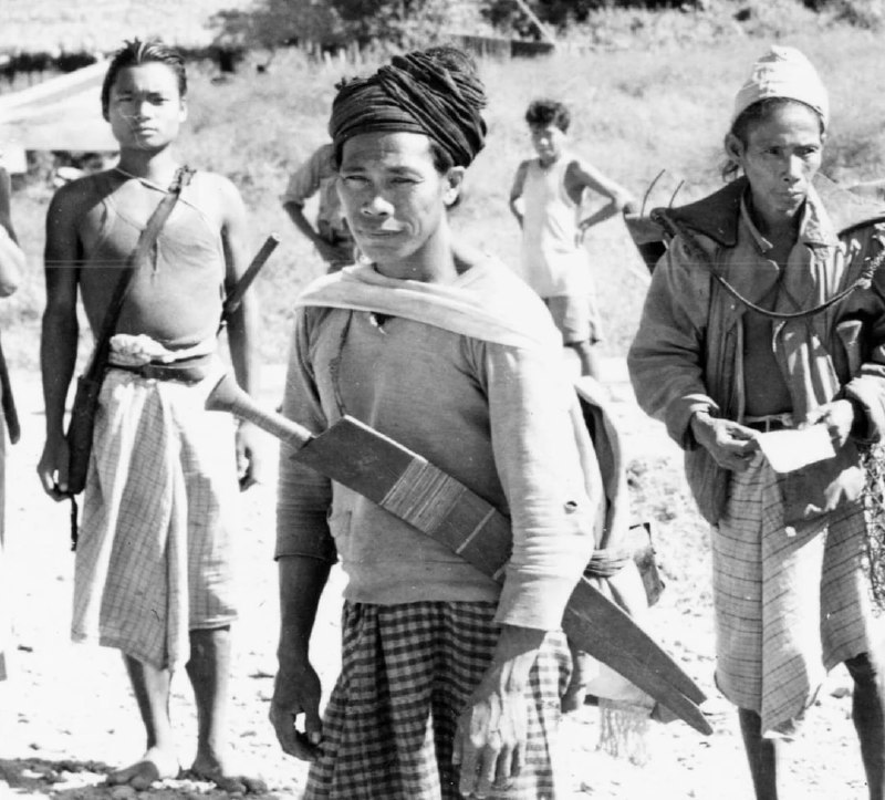 一名克钦族士兵手持长剑