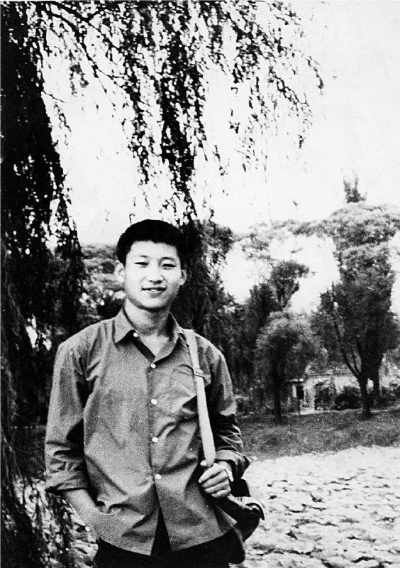 #人物 1969年，文化大革命期间，15岁的习近平作为”知识青年”被下放到陕西省延安地区延川县梁家河村插队，在当地度过约7年（至1975年）艰苦的农村劳动生活，包括打坝、修路、务农等