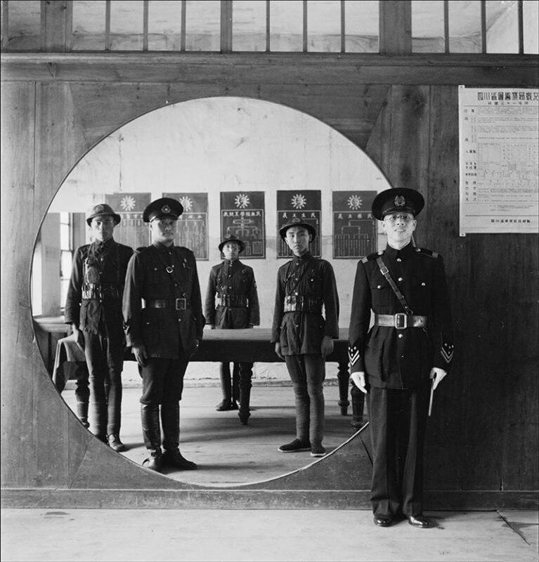 Cecil Beaton在 1944年在成都警察局为五名警察拍摄的合影
