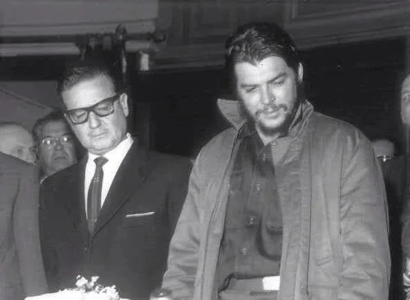1961年，萨尔瓦多·阿连德和切·格瓦拉在美洲国家组织会议上