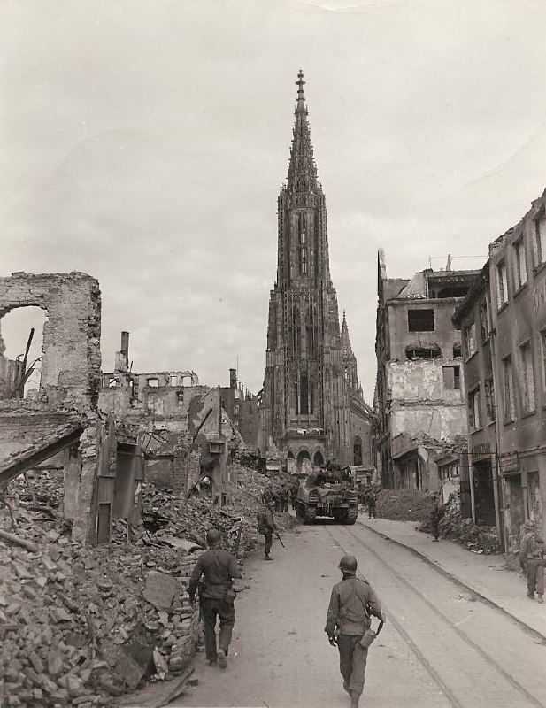 1945年4月25，Ulm Münster（乌尔姆大教堂）——世界最高的教堂尖塔（高约161.5米）——在第二次世界大战末期，依然矗立在一片废墟之中
