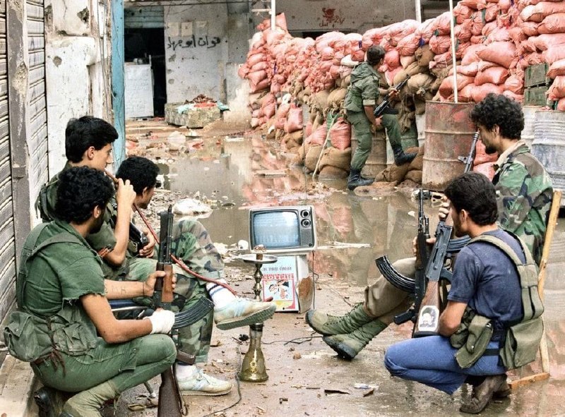 黎巴嫩什葉派阿马尔民兵停下来看1986年世界杯摩洛哥对葡萄牙
