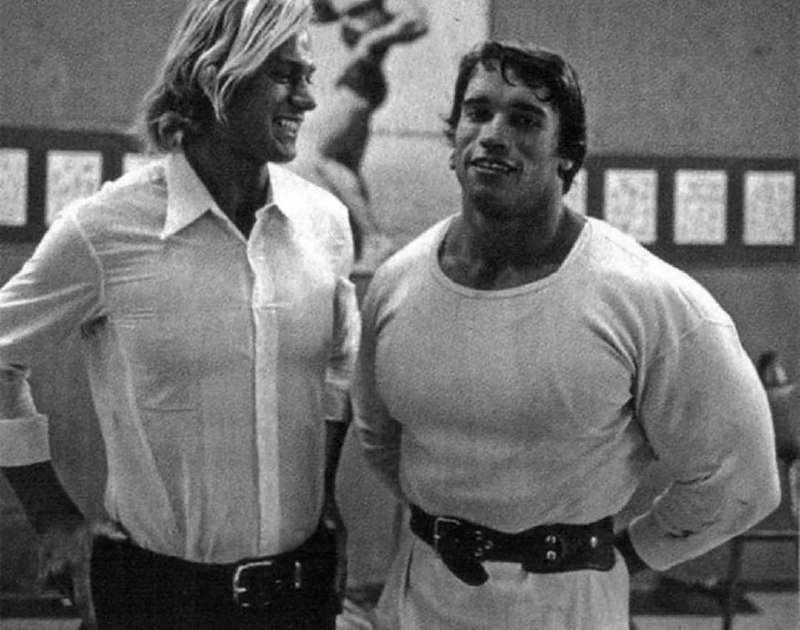 1967年，阿诺德·施瓦辛格与他的哥哥梅因哈德合影