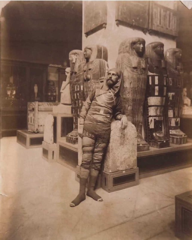 1885年，西班牙历史学家兼古埃及文化专家爱德华多·托达·吉尔（Eduardo Toda y Güell）装扮成古埃及人的照片