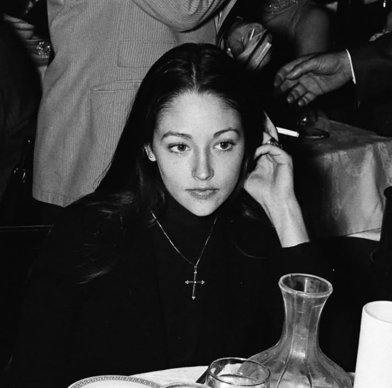 #名人 1970年洛杉矶大使酒店(Ambassador Hotel),记录了年轻的奥利维亚·赫西(Olivia Hussey)出席爵士传奇人物艾拉·菲茨杰拉德(Ella Fitzgerald)和杜克·艾灵顿(Duke Ellington)音乐会的场景