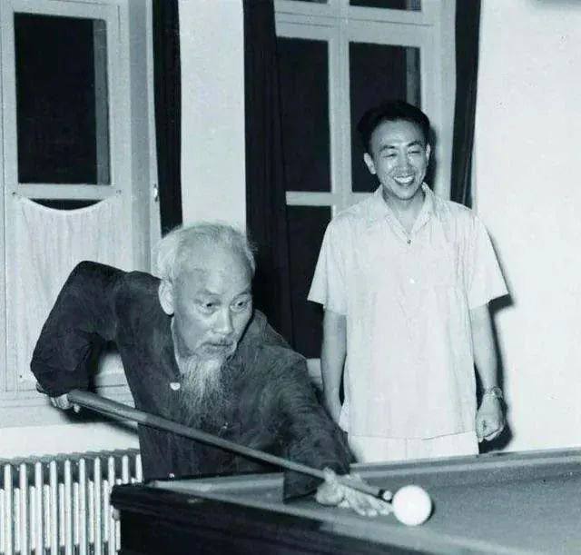 #人物 胡志明在中国打桌球，1960年代胡志明自1920年代起多次旅居中国，通晓中文，抗战时期还曾被国民党当局在广西扣押一年多