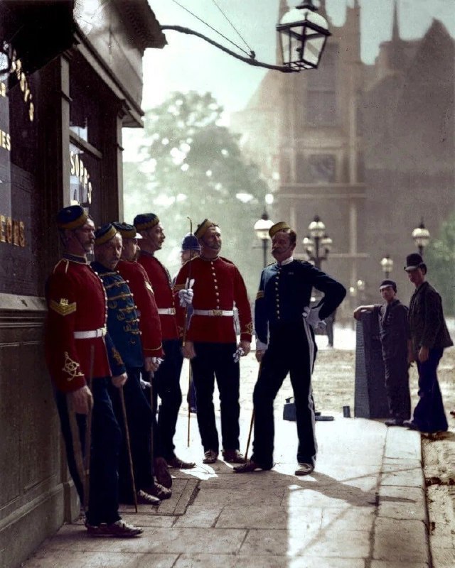 1877年，英国陆军征兵军士在西敏寺一酒馆外招募士兵