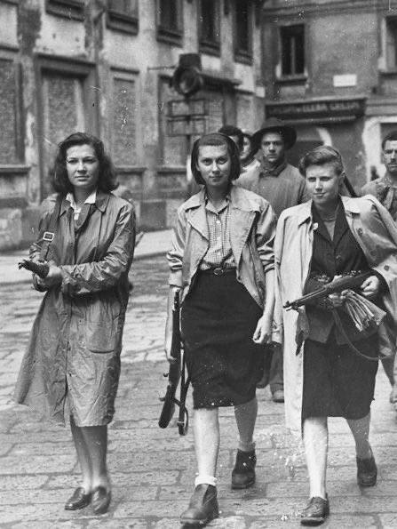 意大利女性游击队员，米兰，1945年4月这张照片拍摄于二战最后阶段