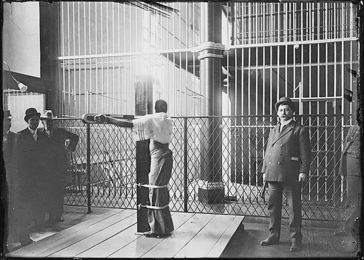 巴尔的摩市监狱的鞭刑柱（约 1910 年）