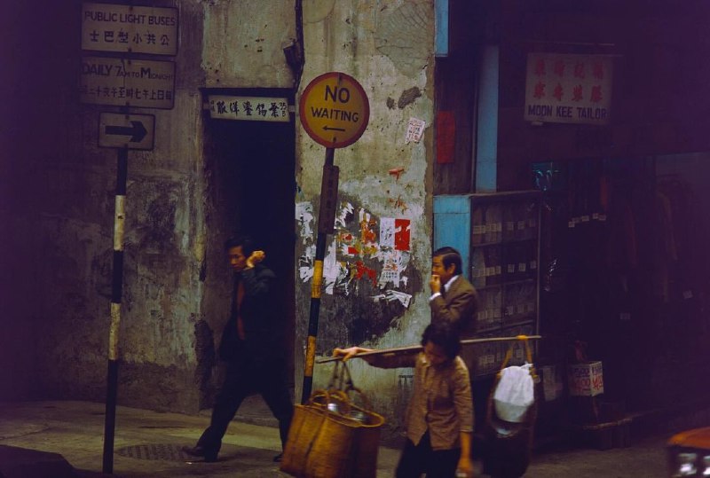 1977年失落胶片盒中的香港老照片，由一位旅居东京的摄影师在游历东南亚期间所拍，使用的是著名的Kodachrome胶片
