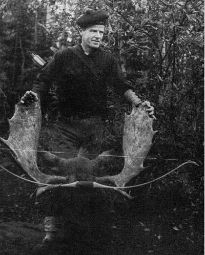 1950年代，阿拉斯加著名弓箭手查理·麦金尼斯 (Charlie MacInnes) 在安克雷奇 (Anchorage) 附近击落了这只巨大的公驼鹿,开启了阿拉斯加大型弓箭狩猎合法化的序幕