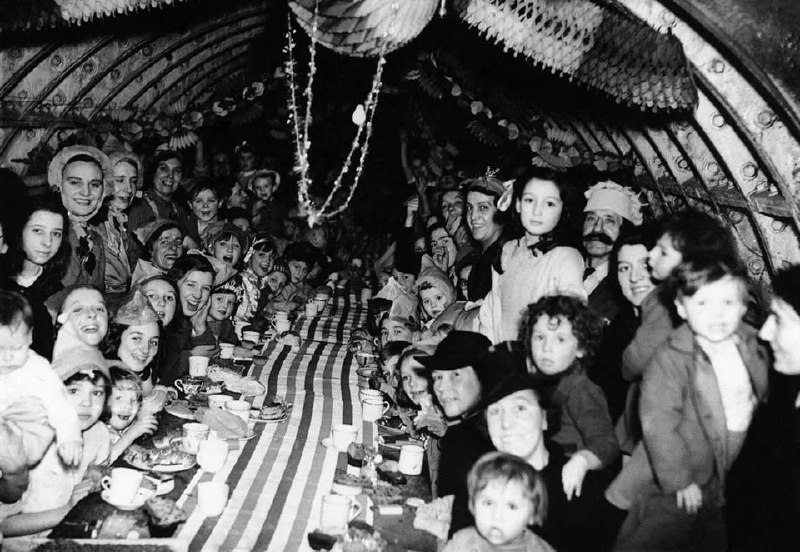 1940 年 12 月 25 日，伦敦地下防空洞里的圣诞派对