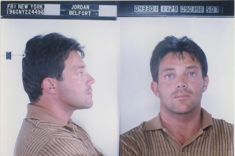 乔丹·贝尔福特（又名“华尔街之狼”）于 1998 年 9 月被带到纽约联邦调查局，面临洗钱和证券欺诈指控，这是他的嫌犯照