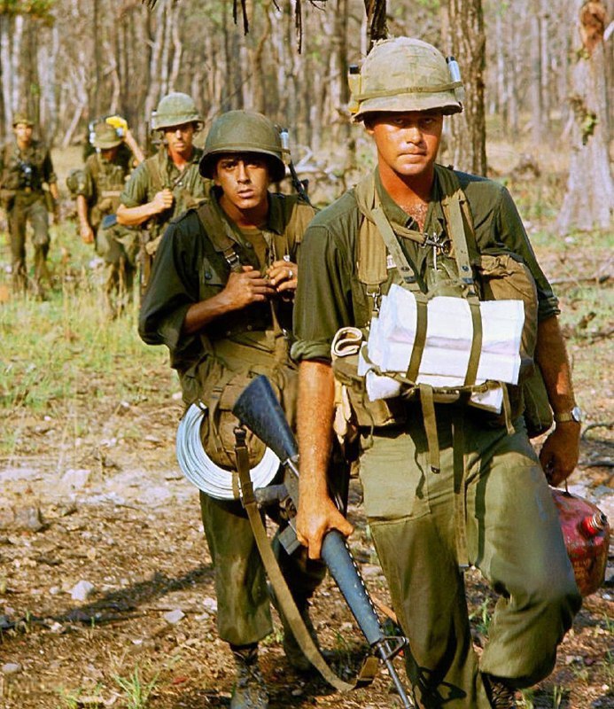 1965年，美國陸軍第一騎兵師的士兵行軍穿越森林，前往越南德浪河谷的朱峰山