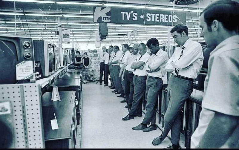 北卡罗来纳州Kmart员工观看登月直播（1969年7月16日）