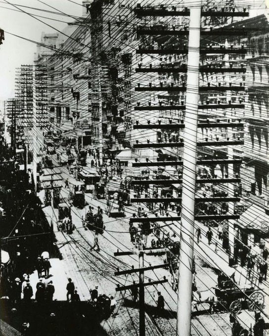 1800年代纽约市密密麻麻的电缆