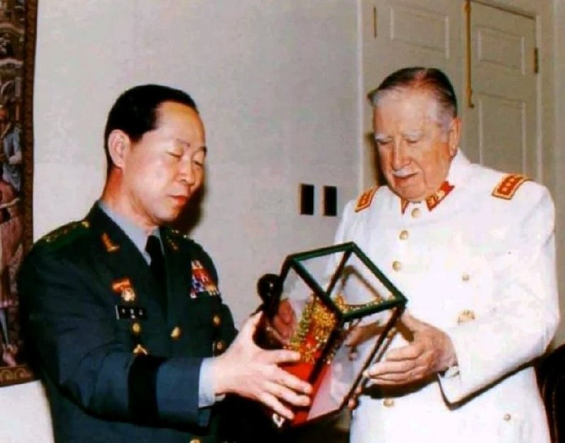 1997年，中国共产党向智利前独裁者皮诺切特致敬，当时可能出于外交或政治礼节背景