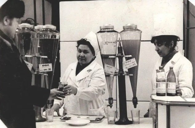 苏联时期的街头饮料售卖亭的场景,这是苏联日常生活中非常有特色的一部分