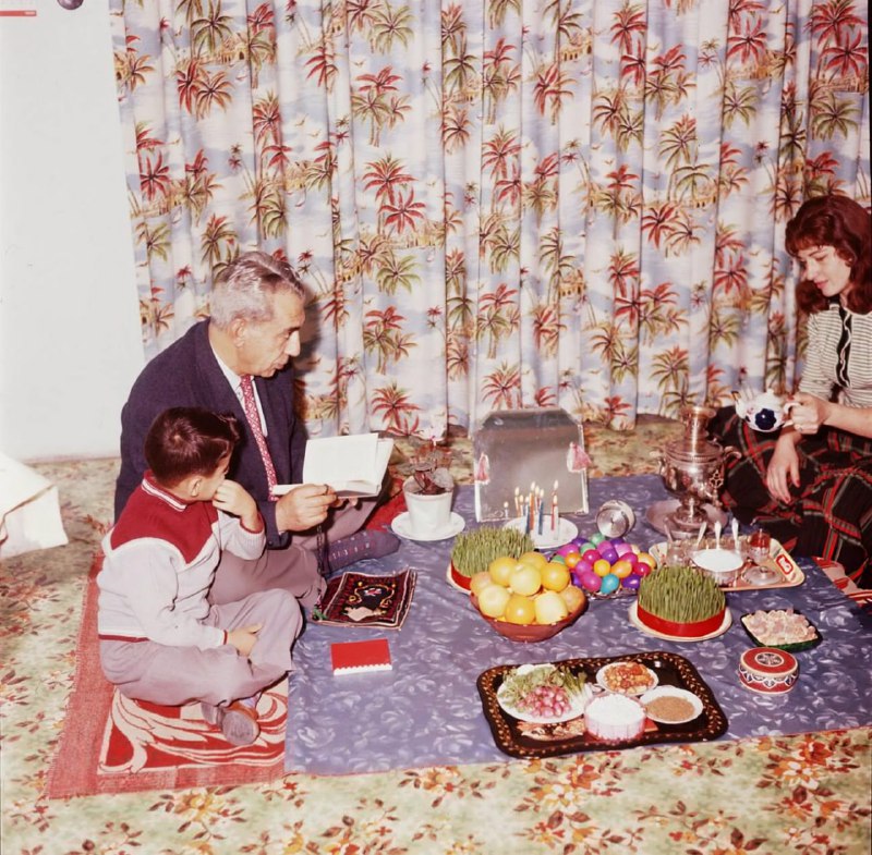 一家人聚在一起庆祝诺鲁兹节（伊朗新年），1960年代诺鲁兹（Nowruz），意为“新的一天”，是波斯历新年，也是伊朗乃至中亚多个地区最重要的传统节日之一，起源可追溯至几千年前的琐罗亚斯德教时代