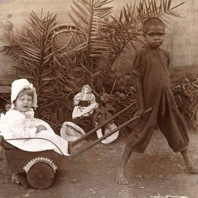1900年澳大利亚，有些儿童从小被教导接受奴隶制度，反映当时社会对殖民和种族等级的教育观念