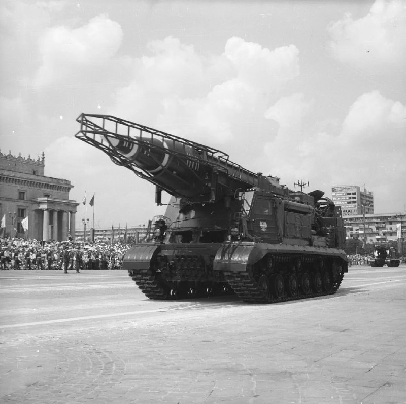 1966年7月22日波兰千年庆典上的波兰人民军阅兵，展示了 9U218型9K51（R-11M Zemlya，北约代号 SS-1B Scud-A）战术弹道导弹系统的运输发射车