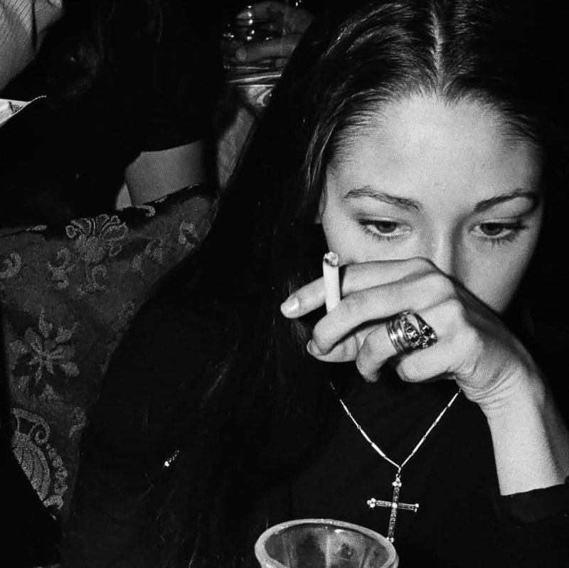 #名人 1970年洛杉矶大使酒店(Ambassador Hotel),记录了年轻的奥利维亚·赫西(Olivia Hussey)出席爵士传奇人物艾拉·菲茨杰拉德(Ella Fitzgerald)和杜克·艾灵顿(Duke Ellington)音乐会的场景