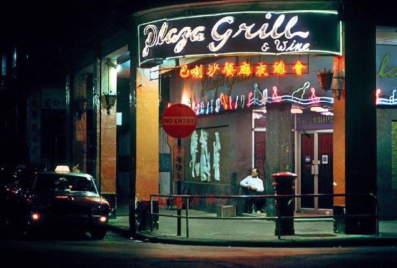 1970年代的香港夜生活，摄影：格雷格·吉拉德Greg Girard（格雷格·吉拉德）是加拿大摄影师，他在1970年代初来到亚洲，对香港这个东西交汇、灯红酒绿的城市产生了浓厚兴趣