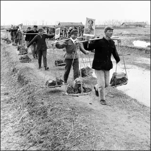 1972年，干活不忘毛主席，南通市郊农民劳动时在扁担上的挂起了毛主席像