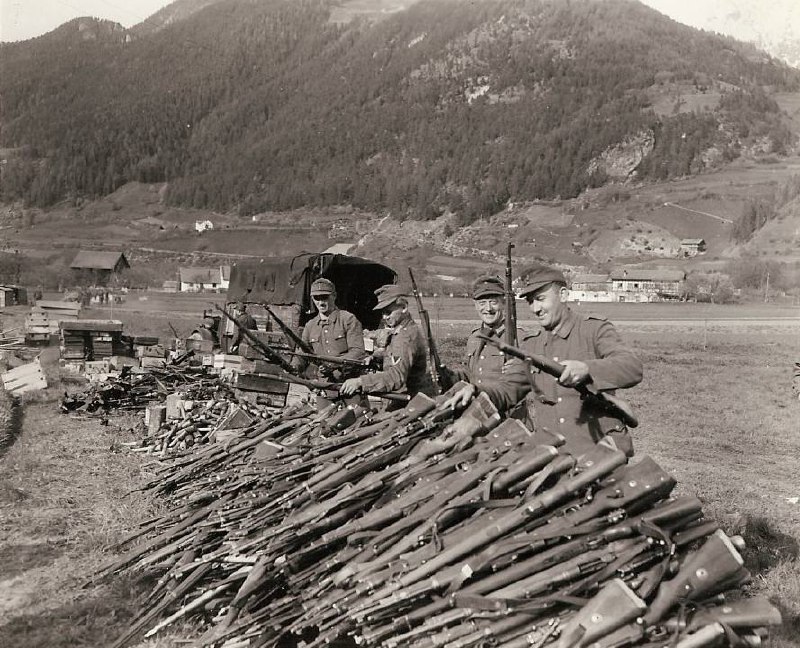 1945年5月6日，奥地利兰德克附近的德国士兵上交武器
