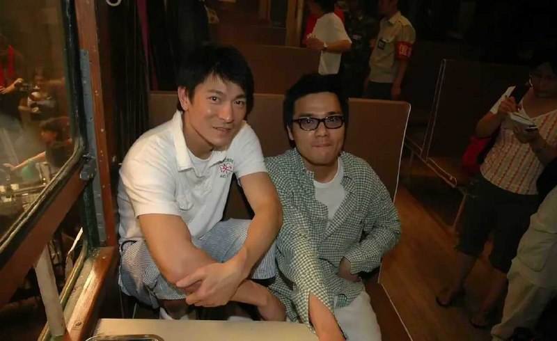 #名人 2004年 刘德华和林家栋在北京拍摄《天下无贼》片场