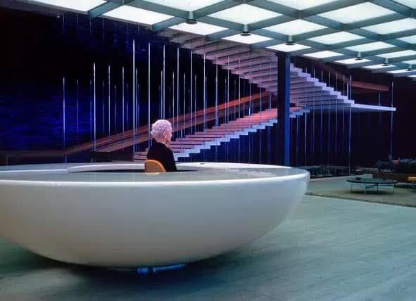 接待员在她的办公桌前等待