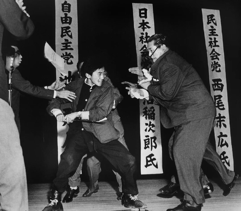 核弹1960 年，日本，反共分子山口乙也刺杀了社会主义领导人浅沼英吉朗