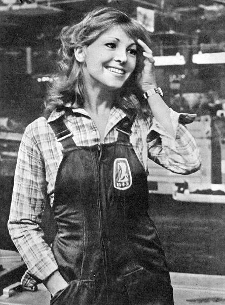 1981年，苏联托里亚蒂市（Tolyatti）的一条汽车装配线上，年轻的女工Natalia Kudryashova正在认真地工作