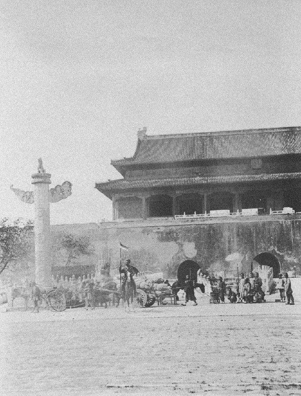 1900 年，北京天安门广场上的一名印度枪骑兵