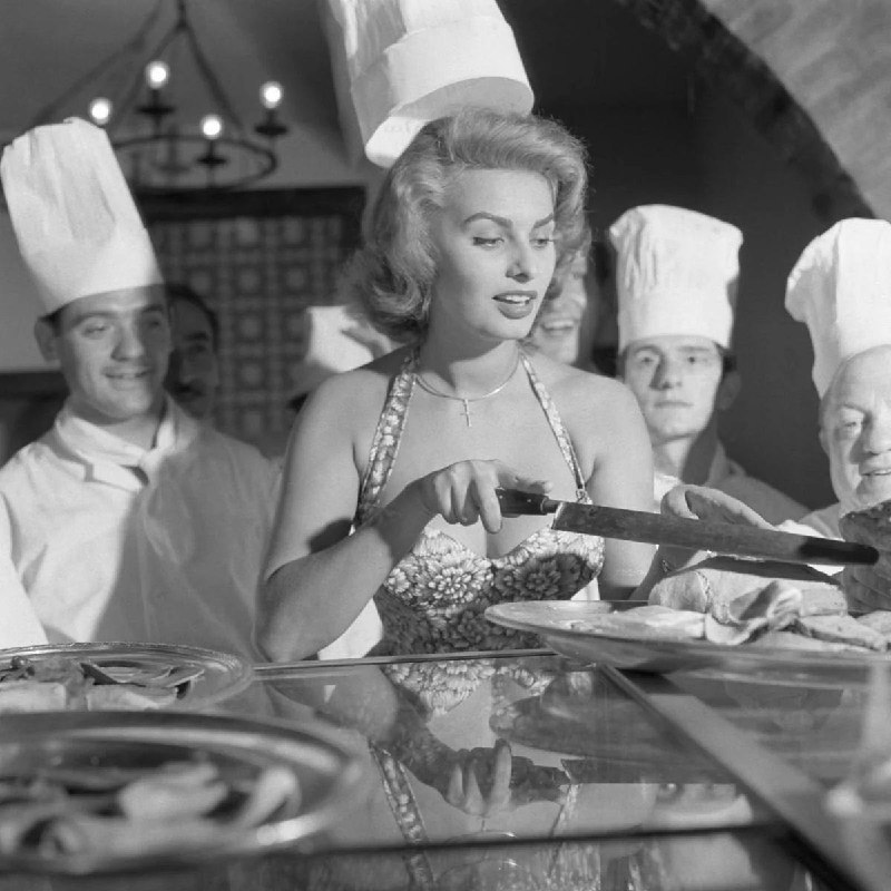 #名人 1955年4月26日至5月10日，女演员索菲亚·罗兰在戛纳电影节上为人们盛食