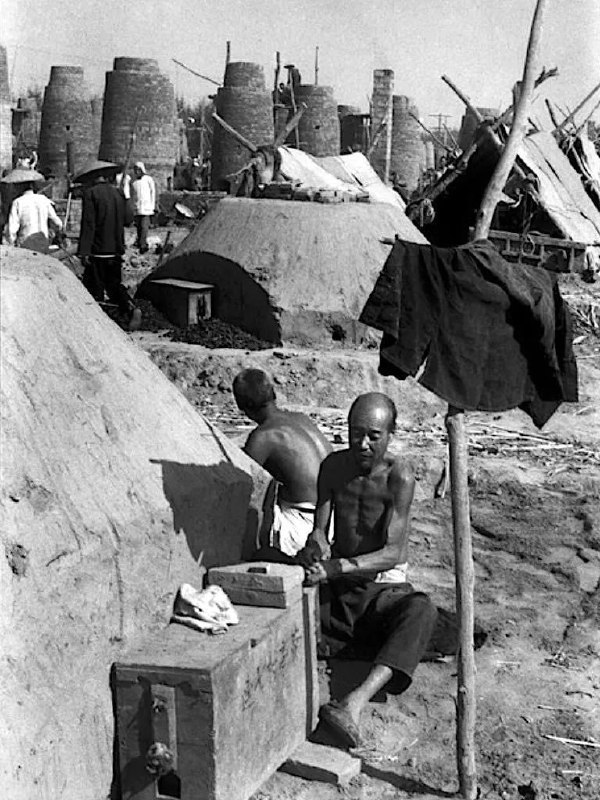 在1958到1960年的大跃进时期，人们使用土法炼钢炉来炼钢，目标是让中国成为世界第一的钢铁生产国