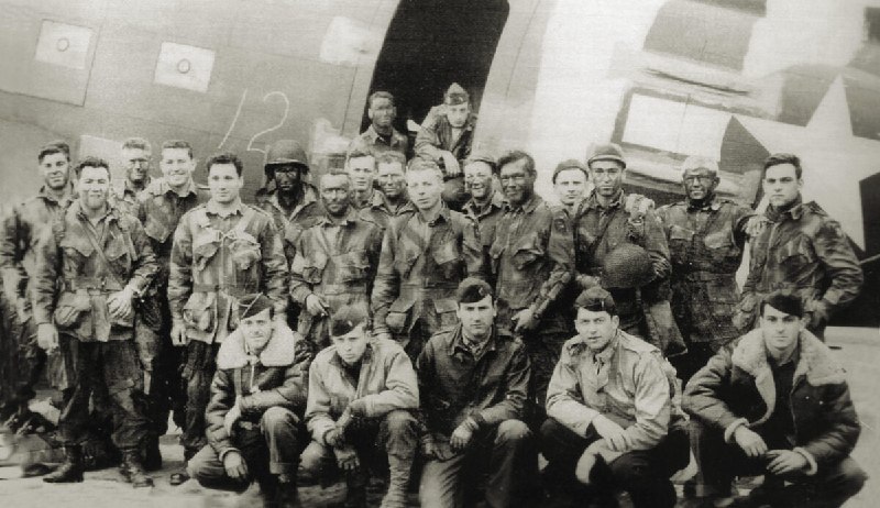 1944年6月5日：505伞兵团跳伞进入诺曼底这张照片拍摄于诺曼底登陆前夜，展示了美国第82空降师的505伞兵团第1跳伞小组（stick no.1）