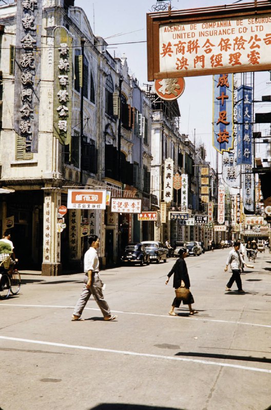 “澳门，行人穿过购物街，1960年代”