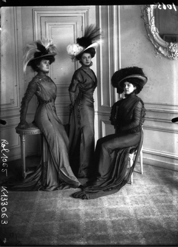 Jeanne Margaine-Lacroix 的《三位女士身着最新时装的肖像》（约 1908 年）