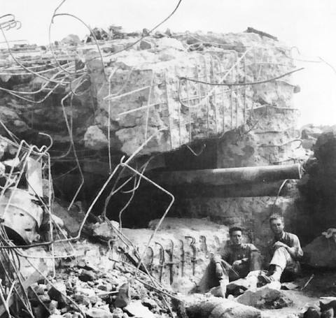 1945年3月左右，地点是硫磺岛（Iwo Jima），展示了一门120毫米日本野炮从洞穴口露出