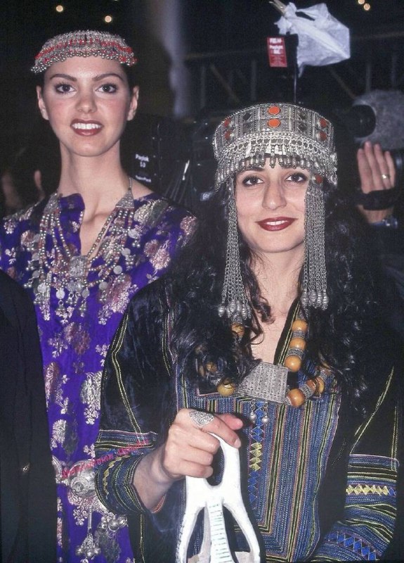 这是 1998 年在巴黎拍摄的场景，几位也门阿拉伯女性身着也门传统服饰和首饰