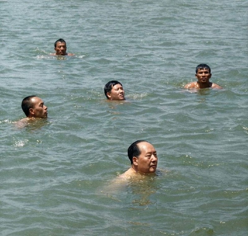 中国主席毛泽东在中国武汉的长江游泳