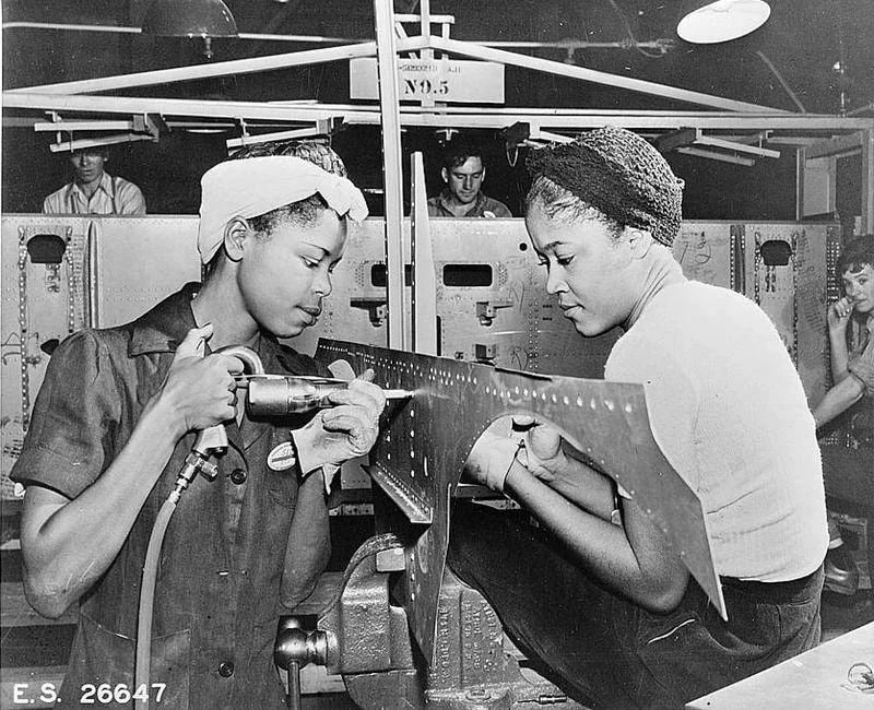 两位女性参与二战时期的战时工作，1940年代
