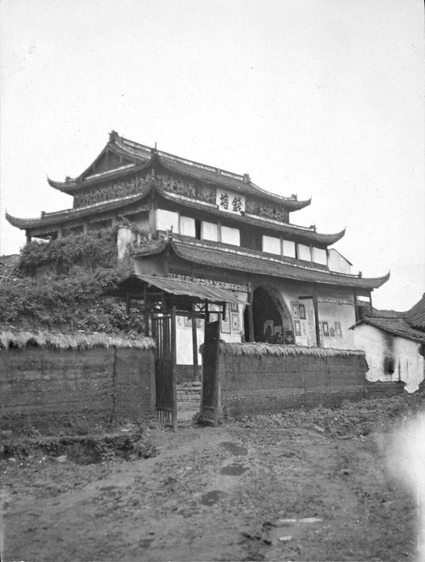钱塘门，1917-1919年，甘博收藏，城台还做了一层檐，远看像三重檐的建筑，顶层立面绘满云纹