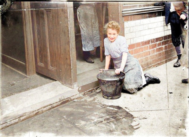 1902年，伦敦东区的一名女仆