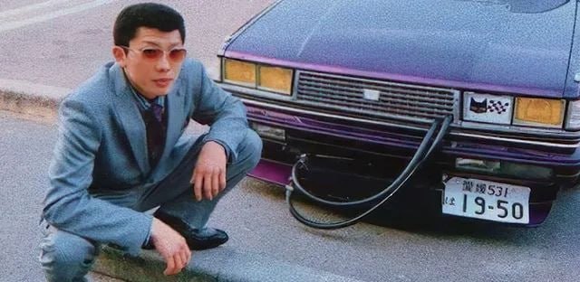 90年代初东京的一位Midnight Club成员，在一场非法街头赛车之前的瞬间