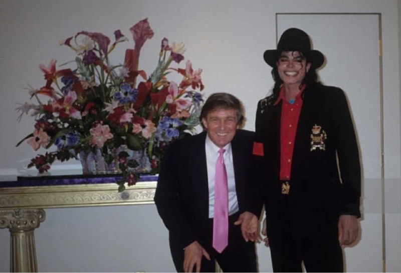 1994年，Michael Jackson（迈克尔·杰克逊）在新泽西州大西洋城参加Donald Trump（唐纳德·特朗普）的Trump Taj Mhal酒店及赌场的首日开业庆祝