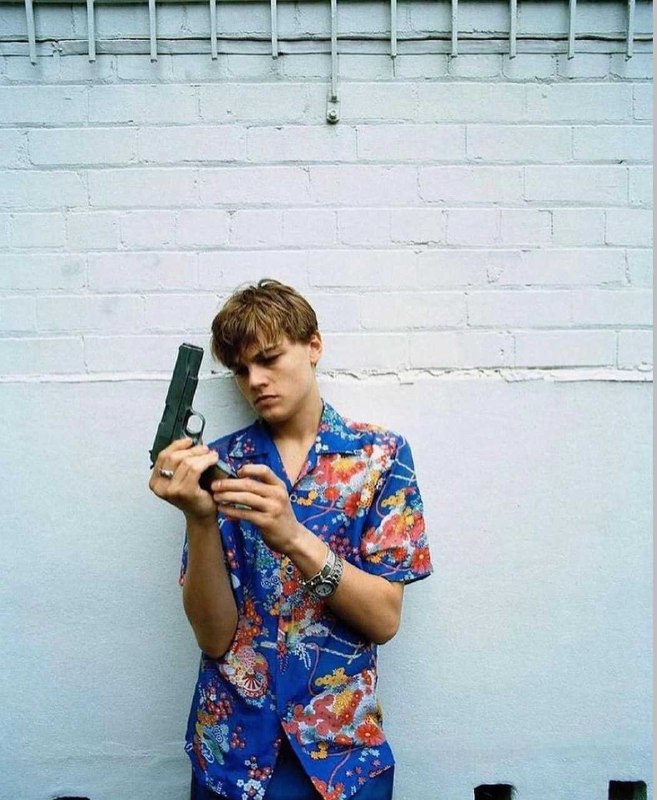 #名人 1996年，21岁的莱昂纳多.迪卡普里奥在电影《罗密欧与朱丽叶》 片场#名人 1996年，21岁的莱昂纳多.迪卡普里奥在电影《罗密欧与朱丽叶》 片场