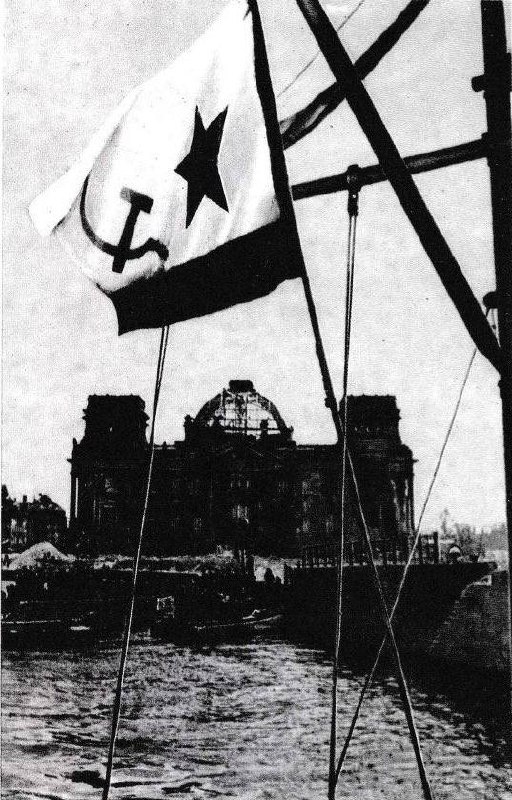 柏林，1945年5月 - 蘇聯第聶伯河艦隊的船隻停泊在施普雷河上，背景可見受損的國會大廈